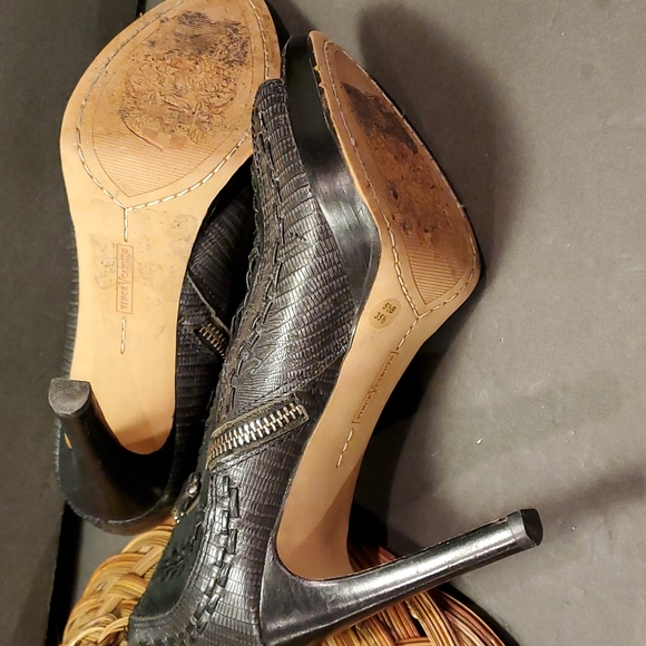 Vince Camuto Peep Toe 4 inch heels, Ankle Boots. Size 5.5B - Picture 6 of 7